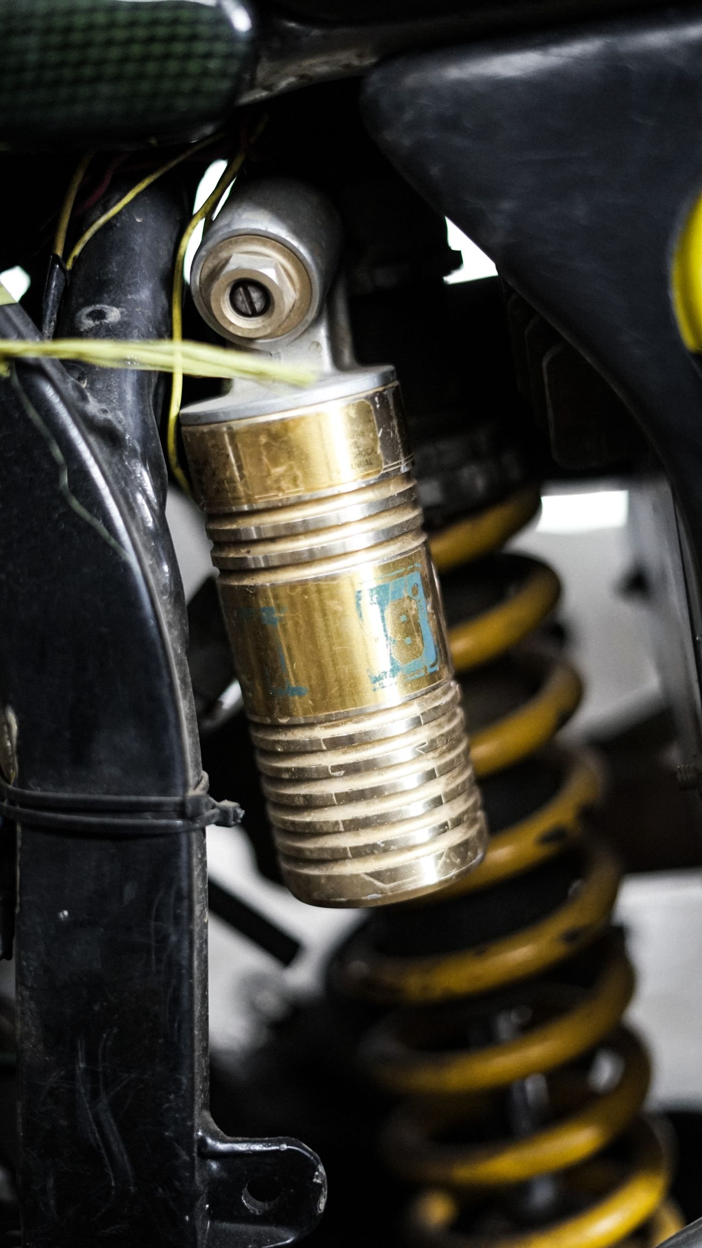 New shock absorber and spring assembly
